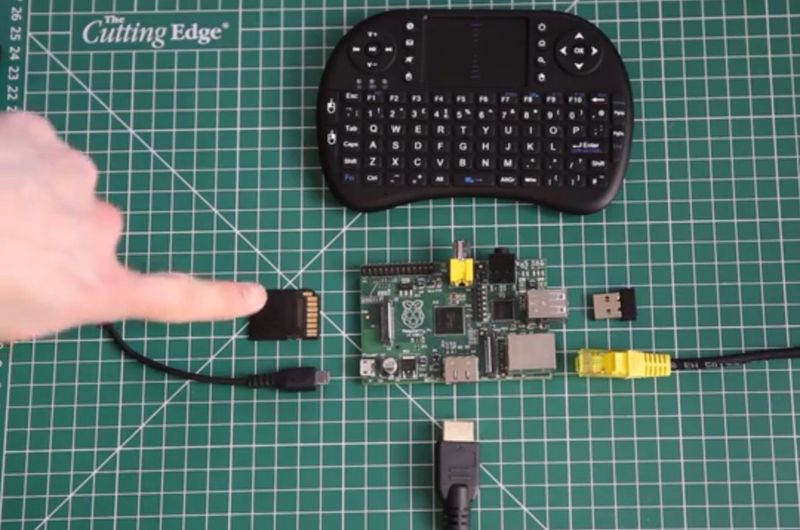 Xbox Media Center von Farnell: Der Raspberry Pi wird damit zur Multimedia-Zentrale - der Wireless-Adapter (Finger) hält die Verbindung zwischen Tastatur und Rasberry Pi (Bild: Farnell)