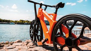 From ocean plastics to motion plastics: Das Igus-Bike designed by mtrl kann aus recycelten Kunststoffabfällen wie alten Fischernetzen hergestellt werden und ist gleichzeitig rost-, schmier- und nahezu wartungsfrei.  (Bild: Igus)