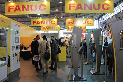 Gut besucht war der der AMB-Stand von Fanuc. Hier zeigte man vor allem die neuesten CNC-Steuerungen (im Bild) sowie Fanuc-Roboter (im Hintergrund). (Bild: Schäfer)