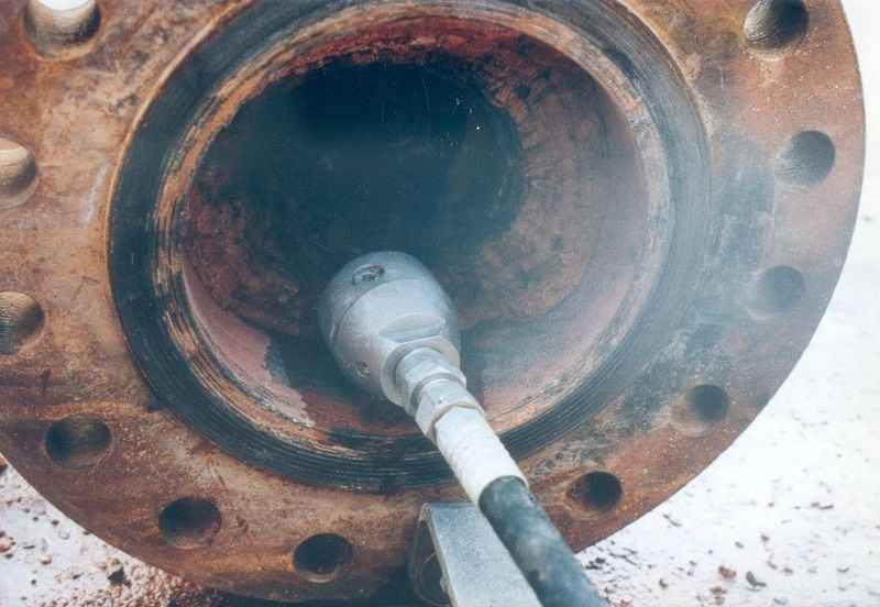 Ob Anbackungen, Lackreste oder zähe Rückstände – jede Ablagerung kann zu Reibungsverlusten und damit zu niedrigeren Wirkungsgraden führen.  (Bild: Woma)