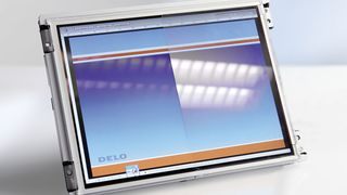 Vergleich einer unverklebten (rechts) und durch DELO-Klebstoff entspiegelten (links) Displayhälfte. (Bild: Delo)