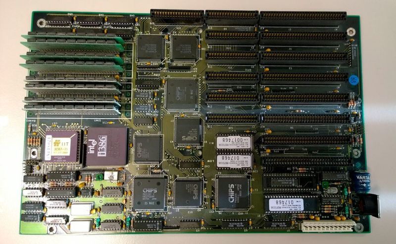 Das Mainboard stammt von Chicony. Die Baby-AT-Platine wartet mit ISA-Slots und einem 32-Bit-Steckplatz für Speichererweiterungskarten auf. (Bild: Vogel-IT)