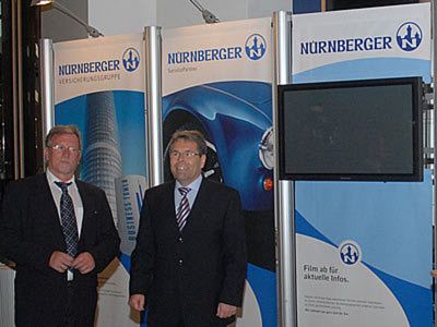 Rund 500 Teilnehmer fanden den Weg zur Bundestagung des Kfz-Gewerbes in Bremen. Dort standen unter anderem Jens Peter Andresen und sein Kollege am Stand der Nürnberger Versicherung für Fachgespräche zur Verfügung. (Archiv: Vogel Business Media)