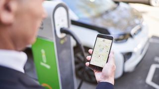 An den meisten Ladesäulen kann man bequem mit dem Handy zahlen. (Bild: Frank Peter Schroeder/Innogy)