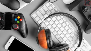 Konsolen, TV und das Smartphone zählen zur Unterhaltungselektronik. Die Coronakrise trifft auch diesen Markt. (New Africa - stock.adobe.com)