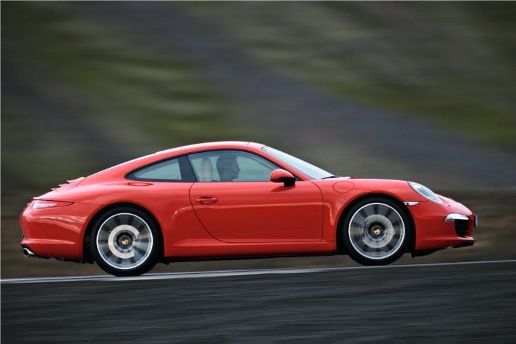 Der 911 Carrera besitzt einen 3,4-Liter-Boxermotor mit 350 PS (257 kW). (Porsche)