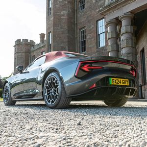 Das kantig scharf geschnittenen Heck trägt eine Lichtleiste, unter der feuerrote Pfeile als Rückleuchten ins Auge stechen.(Bild:  MG Motor)