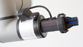 Greifer-Anwendung aus dem Starterkit von Gimatic für die E-Serie von Universal Robots. Das Gewicht der kompakten Greifer beträgt je nach Größe nur 390 bis 890 Gramm.  (Gimatic)
