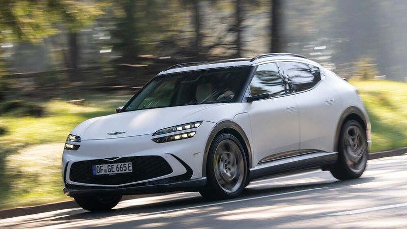 Der GV60 ist ein rein elektrisches SUV und basiert auf der gleichen Plattform wie Hyundais Ioniq 5 und der Kia EV 6. (Bild: Genesis)