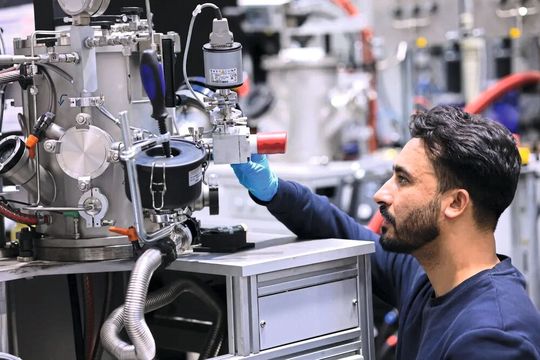 Ubaid Manzoor beim Einstellen des Wasserstoffpartialdrucks im Lichtbogenofen, um Kupfer, Nickel und Kobalt aus Tiefsee-Erzen zu gewinnen.(Bild:  Max-Planck-Institut für Nachhaltige Materialien GmbH)