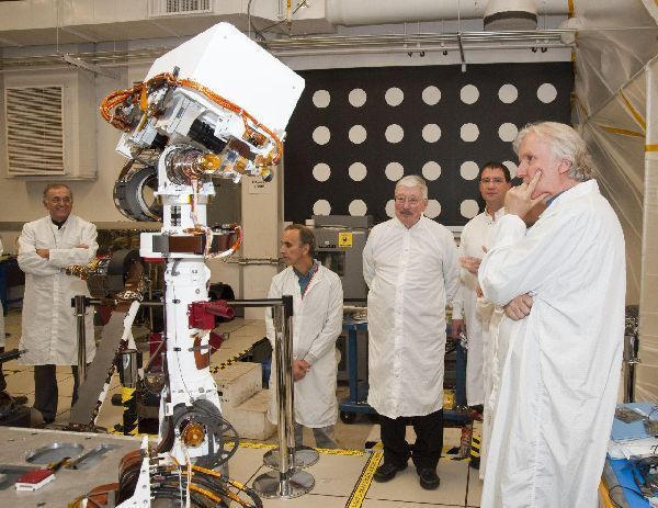 Der Rover bekommt Besuch: Titanic-Regisseur James Cameron (r.) lässt sich die Mastcam des Rovers erklären. Cameron hatte sich dafür stark gemacht, Curiosity mit einer fortschrittlicheren 3D-Zoom-Kamera auszustatten, der Plan wurde aus Zeitgründen aber aufgegeben. (Archiv: Vogel Business Media)