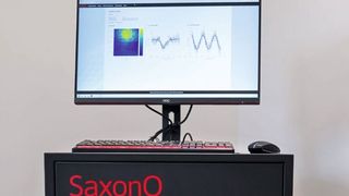 Tor in die Zukunft! Das ist der erste bewegliche Quantencomputer, der nicht viel größer ist als ein üblicher, hüfthoher Küchenschrank. Er arbeitet für das Sächsische Forschungsnetzwerk für Quantentechnologien (SAX-QT) und funktioniert sogar bei Raumtemperatur. (Bild: Fraunhofer-IWU)