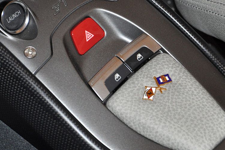 Auf der Mittelkonsole findet sich ein dezenter und edler Hinweis auf die Hersteller des Fahrzeugs: Ferrari und Pininfarina. (Foto: Thomas Günnel)