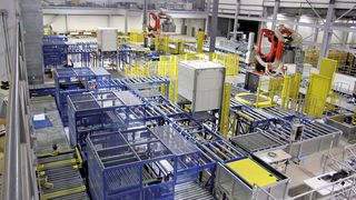 Im Wareneingang von ES3 werden die Paletten nach dem Teach-in-Prozess weiter-transportiert zu zwei Depalettierrobotern, die die Warenkartons lagenweise von der Palette nehmen. (Bild: ES3)