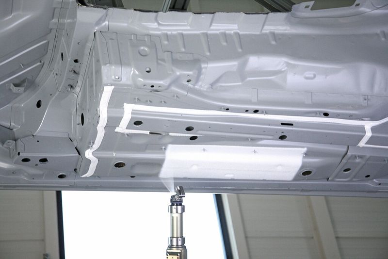 Unterbodenschutz wird fast ausschließlich mit PVC-basiertem Material erreicht, das im Airless-Verfahren mit Schichtdicken von 500 bis 800 µm aufgetragen wird. (Bild: SCA Schucker)