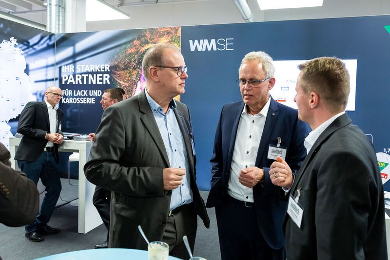 Informationen zum neuen Werkstattkonzept „Lackprofi-Plus“ gab es auf dem Stand von Wessels + Müller. Zu den Konzeptbausteinen  zählen beispielsweise neben der Signalisierung die Rechtsberatung, Werkstattersatzfahrzeuge, Mobilitätsgarantien und Versicherungen.   (Stefan Bausewein)