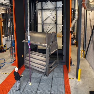 Die enorme Höhe der Strahlanlage ermöglicht das Strahlen von Containern bis zu einer Höhe von 6,5 Metern Höhe und 4 Metern Breite. (Bild: Rösler)
