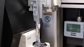 Die neuen Roboterzellen sind komplett ausgestattet: mit Schraubwerkzeug und Steuerung sowie statischem Messwertaufnehmer für die Qualitätskontrolle. (Bild: Atlas Copco Tools)