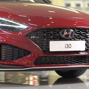 Vorne fällt die veränderte Heckschürze mit neuem Grill und den spitzen Tagfahrlichtern auf.(Bild:  Hyundai)