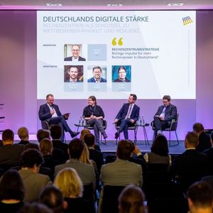 Im Panel, moderiert von Günter Eggers, Vorstandsmitglied der GDA, treffen Severin Fischer (SPD), Lars Rohwer (CDU) und Sonja Lemke (Die Linke) aufeinander.(Bild:  GDA)