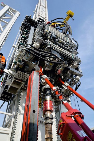 The heart of the rig: the top drive. (Pictures: Jacob)