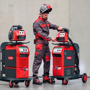 Hier ein Blick auf die Größenverhältnisse zwischen Bediener und den beiden Transsteel-Pulse-Schweißsystemen 4000 respektive 5000. Beide Schweißgeräte haben einen separaten Drahtvorschub, weswegen sie für relativ intensive Schweißarbeiten ideal seien.