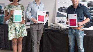 (v.l.n.r.:) Carolyn Schulteis (2. Platz), Jan-Frederik Niehues (1. Platz) und Jan Rienäcker (2. Platz) vor dem Siegerkonzept „EZRA“ (FH Aachen)