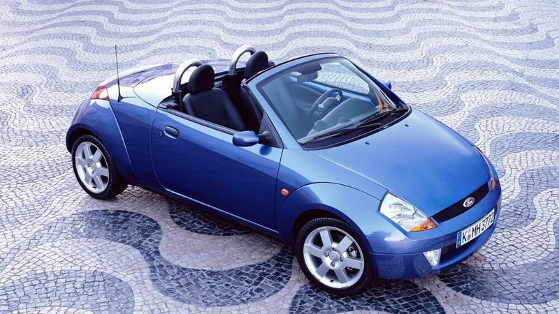 Den Streetka brachte Ford hierzulande 2003 auf den Markt. Der zweisitzige Roadster besaß ein Stoffverdeck, ein Jahr später gab es alternativ ein Hardtop .Die Produktion lief bereits im Juli 2005 nach 37.000 Fahrzeugen aus, da Hersteller Pininfarina die Kapazitäten unter anderem für die Produktion des neuen Ford Focus-Cabriolets benötigte.  (Bild: Ford AG)