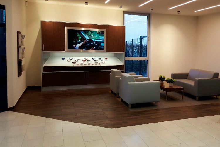 Für Lounge-Ecken und Showroom, Werkstatt- und Bürobereiche samt Ersatzteillager steht eine Gesamtfläche von 400 Quadratmetern zur Verfügung. (Foto: Möhler Gruppe)