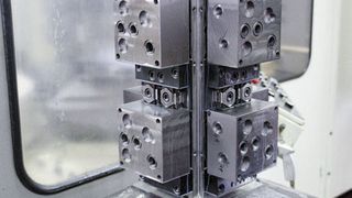 Drehbare Paletten mit mehrfachen Spannelementen ermöglichen die Bearbeitung zahlreicher Werkstücke in einer Aufspannung. (Archiv: Vogel Business Media)