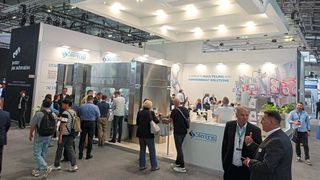 Zur Achema präsentierte Steriline die robotergesteuerte Vial-Füllmaschine RVFM5, mit der es leichter wird, Füllzyklen zu ändern sowie Behälter und Füllmengen zu variieren. (Bild: Steriline)