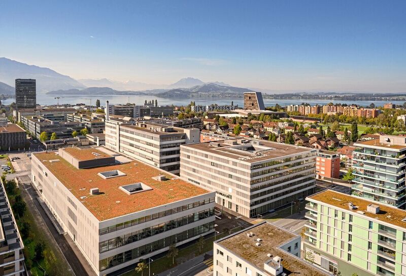 Bereits im Jahr 2023 wird der Siemens-Campus in Zug, der grösste Schweizer Standort des Unternehmens, die Klimaneutralität erreichen. (AeroPicture GmbH / Siemens)