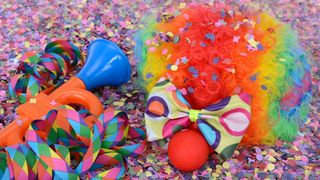 Gute Laune bei Mitarbeiter:innen verbreitet sich nicht durch Konfetti, sondern durch Prozesstransparenz und Entlastung, etwa durch Automatisierung. Dann überdauert sie auch die närrische Zeit.  (Bild: frei lizenziert: annca)