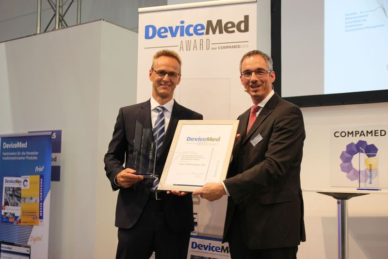 Cicor Technologies Ltd. überzeugt die Award-Jury als Outsourcing-Partner für das therapeutische Rückentrainingsgerät Valedo von der Firma Hocoma. Das Gerät erfasst und überträgt die Bewegungen des Rumpfes mittels von Cicor entwickelten Bluetoothsensoren in eine virtuelle Spielewelt und gibt Patienten so ein Echtzeitfeedback, ob Übungen korrekt ausgeführt wurden. Erich Trinkler, Executive Vice President ES Division, nimmt den Preis entgegen. (Bild: Schäfer)