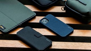 LAUT verwendet für die Produkte der Urban-Serie besonders robuste Stoffe der Marke Cordura, die auch für Arbeitsbekleidung und Outdoor-Ausrüstung verwendet werden. Damit sollen die iPhone- und iPad-Hüllen, das AirPod-Case und die Notebook-Rucksäcke besonders haltbar und langlebig sein.  (Bild: LAUT)
