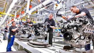 In der Motorenentwicklung bei Daimler spricht an mancher Stelle ab sofort auch der Großaktionär Geely ein Wörtchen mit. (Bild: Daimler)