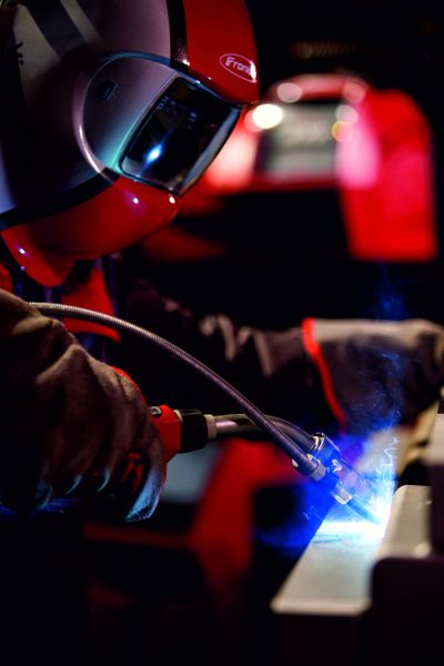 Die Handhabung ist denkbar einfach: Der Velo-Draht übernimmt die Führung und unterstützt die Fachkraft. (Bild: Fronius)