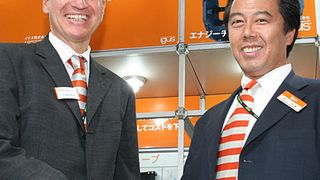 Igus-Geschäftsführer Frank Blase und Igus-Japan-Director Yoshitaka Nishiyama feiern gemeinsam auf der Jimtof 25 Jahre Präsenz in Japan. (Archiv: Vogel Business Media)