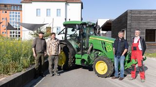 Beschäftigte am Technologie- und Förderzentrum im Kompetenzzentrum für Nachwachsende Rohstoffe mit einem Traktor, der mit Pflanzenölkraftstoff fährt. (Bild: TFZ)