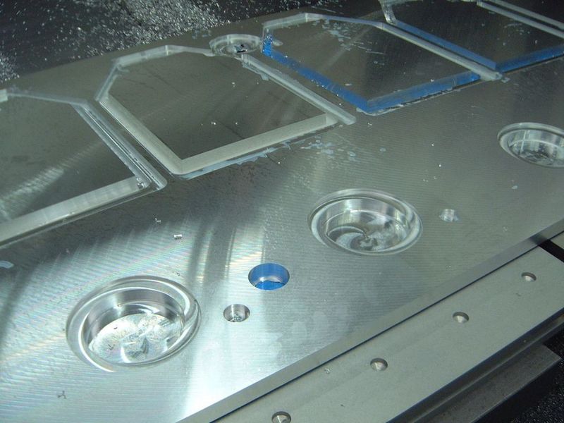 Werkstück auf Vac-Mat-Vorrichtung. An den Durchbrüchen sind die Vac-Mats zu erkennen. (Archiv: Vogel Business Media)