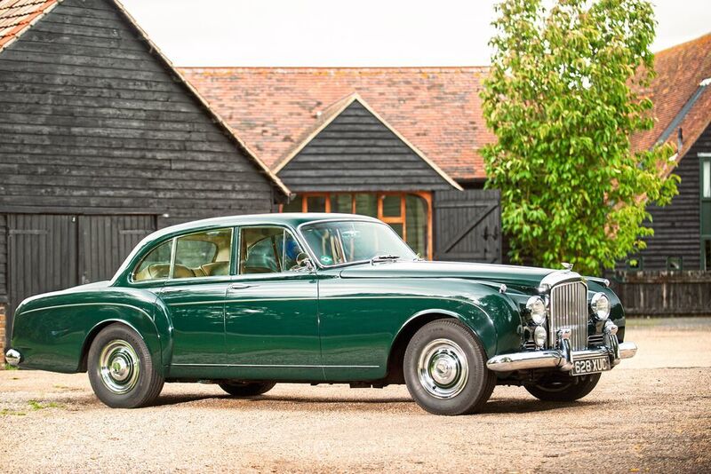Die dynamisch gezeichnete Limousine S2 Continental Flying Spur aus den 1950er Jahren steht für Bentleys sportlichen Anspruch. (Bentley)