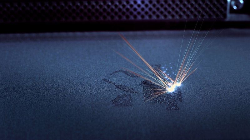 Bild 3: Der schichtweise Aufbau beim 3D-Druck mit Edelstahl Rostfrei ermöglicht jede geometrische Komplexität ohne vorherigen Werkzeug- oder Formenbau. (EOS)