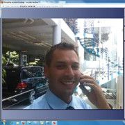 Daniel Junker zeigt per Videochat Anrufern live die Autos, die sie interessieren.(Foto:  Lulei)