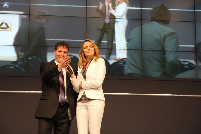 Stimmung machen! Serviceleiter Thilo Borbonus und Moderatorin Daniela Vukovic bitten die Teilnehmer, ihre Plätze einzunehmen. (Bild: Fouhy)