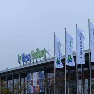 Waren Sie schonmal in Freiburg am Breisgau? Die LAB-SUPPLY noch nicht. Jedenfalls bis zum 23. Oktober 2024. Dann hatte die „Laborfachmesse on Tour“ ihr Debüt in der Universitätsstadt in Baden-Württemberg. Zufälligerweise zeitgleich zu der „Freiburger Mess' “ mit ihren Fahrgeschäften direkt gegenüber.

 
 
Mehr Infos zu den kommenden LAB-SUPPLY-Messen finden Sie auf www.lab-supply.info (Bild: Stefan Stark)