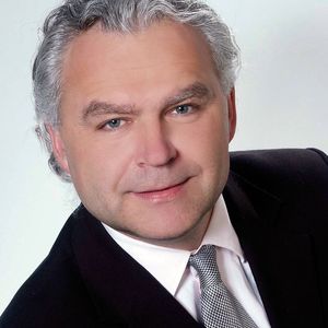 Klaus Rothenhagen, Vice President International Sales der Aida S.r.l. : „Servopressen eignen sich im Grunde genommen für alle Einsatzgebiete der Umformtechnik. Die besonderen  Vorteile erweitern den Anwendungsbereich erheblich.“  Bild: Aida