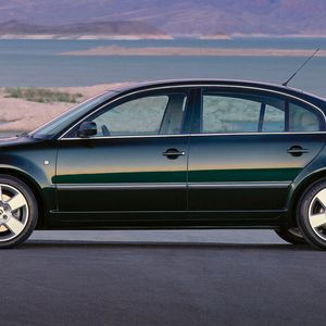 2001 reaktivierte Škoda den Namen Superb und brachte mit dem neuen Superb I eine neue Generation einer gut ausgestatteten, komfortablen Reiselimousine heraus. Der tschechische Automobilherstellers baute es bis Frühjahr 2008 in seinem Zweigwerk in Kvasiny. Es basiert auf der Baureihe 3B/3BG des VW Passat, grenzt sich aber in Bezug auf Ausstattungsvarianten und vor allem dem längeren Radstand von diesem ab.(Bild:  Skoda)