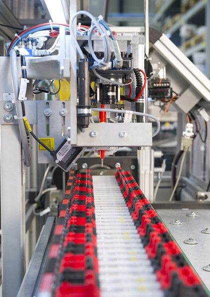 Die elektrischen Kennwerte eines Batteriezellmoduls werden automatisch überprüft (Bild: Audi AG)