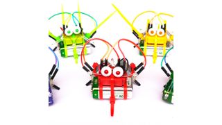 Der Roboterbausatz mibo wird in den Farben Blau, Rot, Grün, Neongrün, Gelb, Schwarz und als bunter Harlekin angeboten. (Bild: Variobot Mibo)