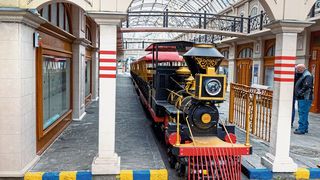 Nostalgie im Automatisierungszeitalter: Die erste elektrisch angetriebene Lokomotive des Europa-Parks ging im Herbst 2019 auf Jungfernfahrt.  (Bild: SEW)